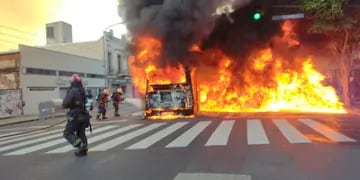 Incendio de un colectivo en Liniers