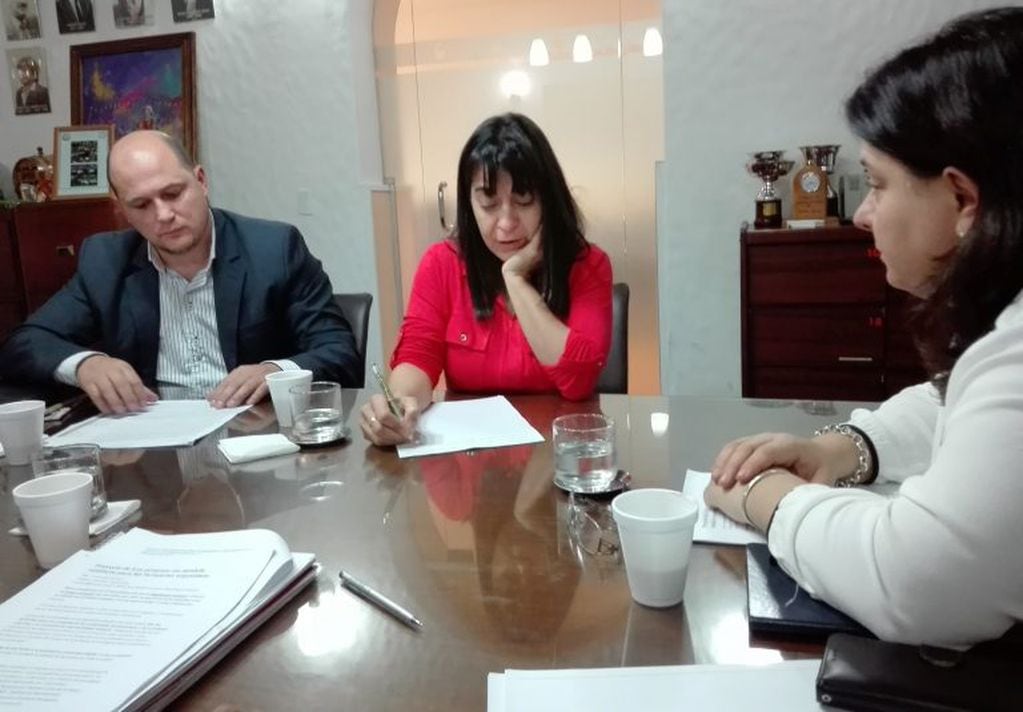 La diputada Carolina Moisés se reunió con directivos del Colegio Farmacéutico de Jujuy.