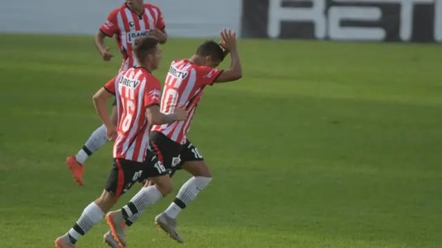 Damián Arce marcó el 2 a 1 ante Almagro, de tiro libre. Jugó de titular por primera vez en el torneo. (Federico López Claro / La Voz)