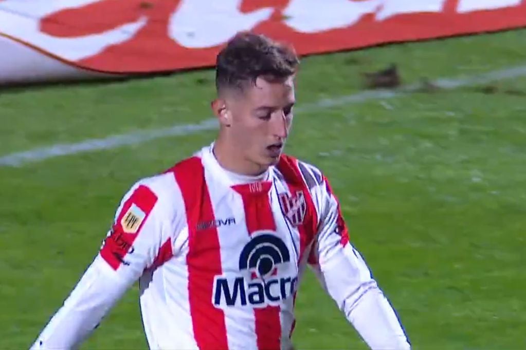 Nicolás Dubersarsky, en contra, marcó el 1-1 de Sarmiento ante Instituto, por la pri9mera fecha de la Liga Profesional. (Captura de pantalla)