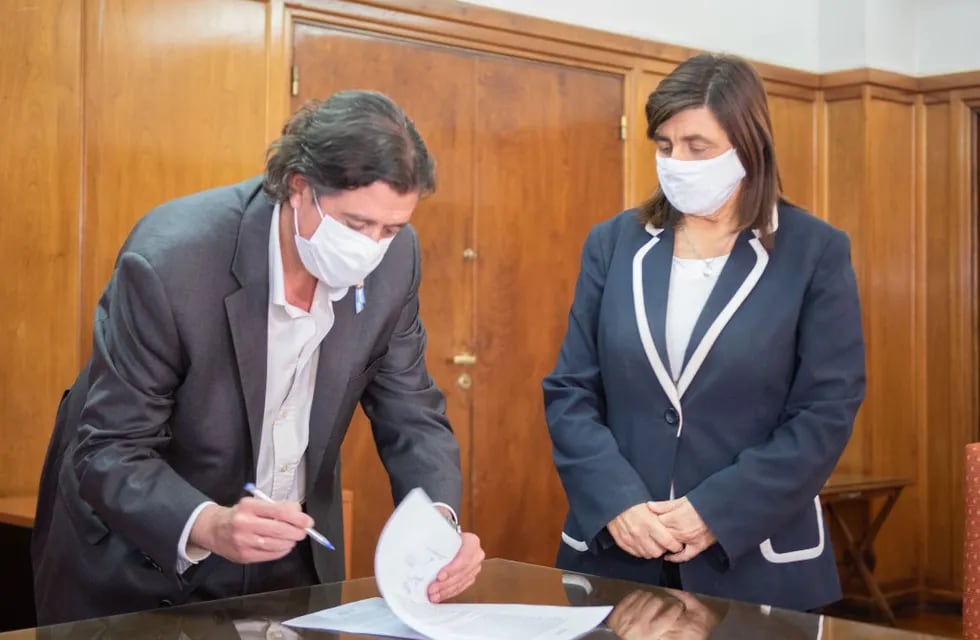 Los min istros de Cultura, Mariana Juri y de Gobierno, Víctor Ibáñez firman el acuerdo para la participación de mil artistas en la Vendimia 2021. Gentileza Gobierno de Mendoza