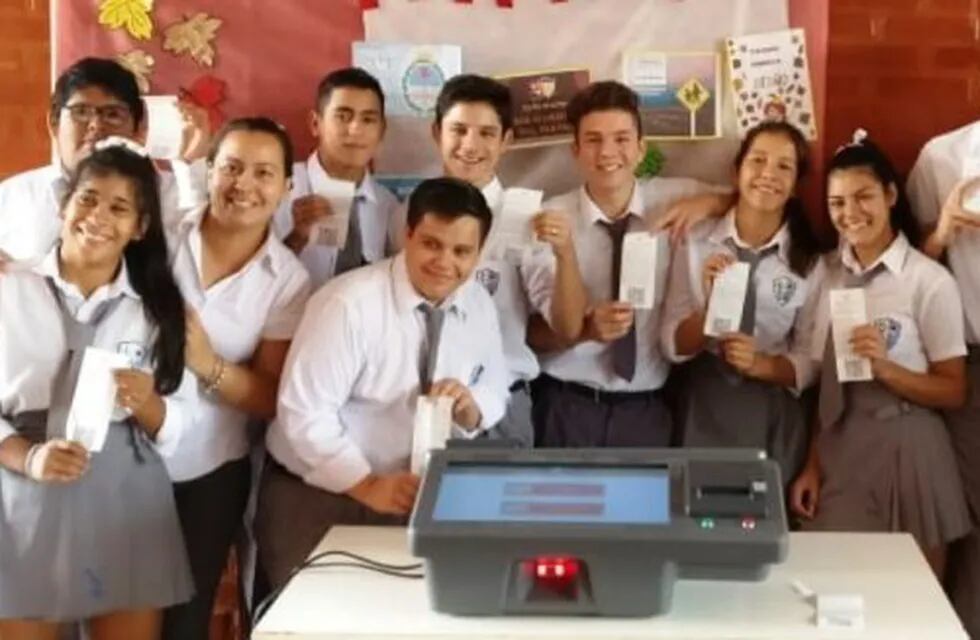Los alumnos de Candelaria visitaron el Tribunal Electoral para practicar y saber cómo funciona el voto electrónico. (MisionesOnline)