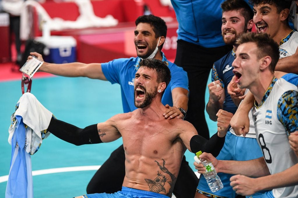 Baroni, detrás de Facundo Conte, celebra la medalla de bronce.