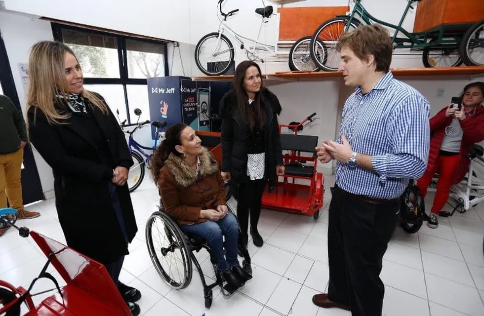 Michetti recorrió una fábrica rosarina de bicicletas inclusivas (@gabimichetti)
