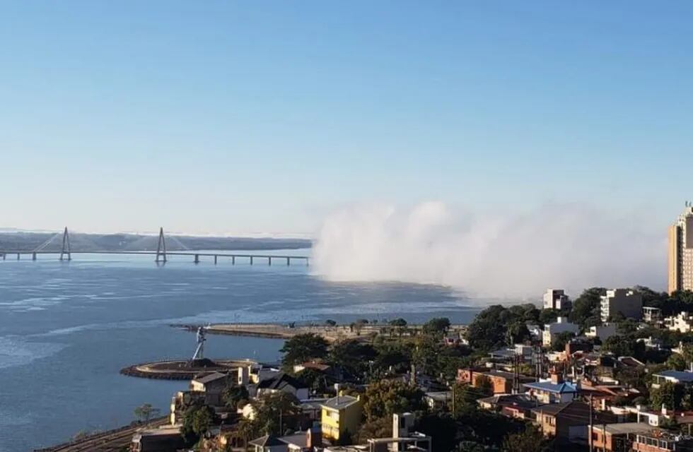 La niebla cubrió la Costanera de Posadas. (Foto: @santiagodsolis)