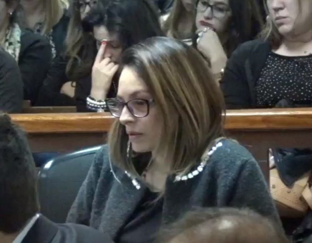 Julieta Silva mientras escucha los alegatos.