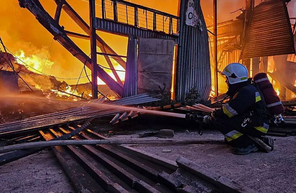En esta imagen difundida por el Servicio Ucraniano de Emergencia, personal de emergencias combate un incendio tras un ataque ruso, el martes 19 de septiembre de 2023, en Leópolis, Ucrania. (Ukrainian Emergency Service via AP)