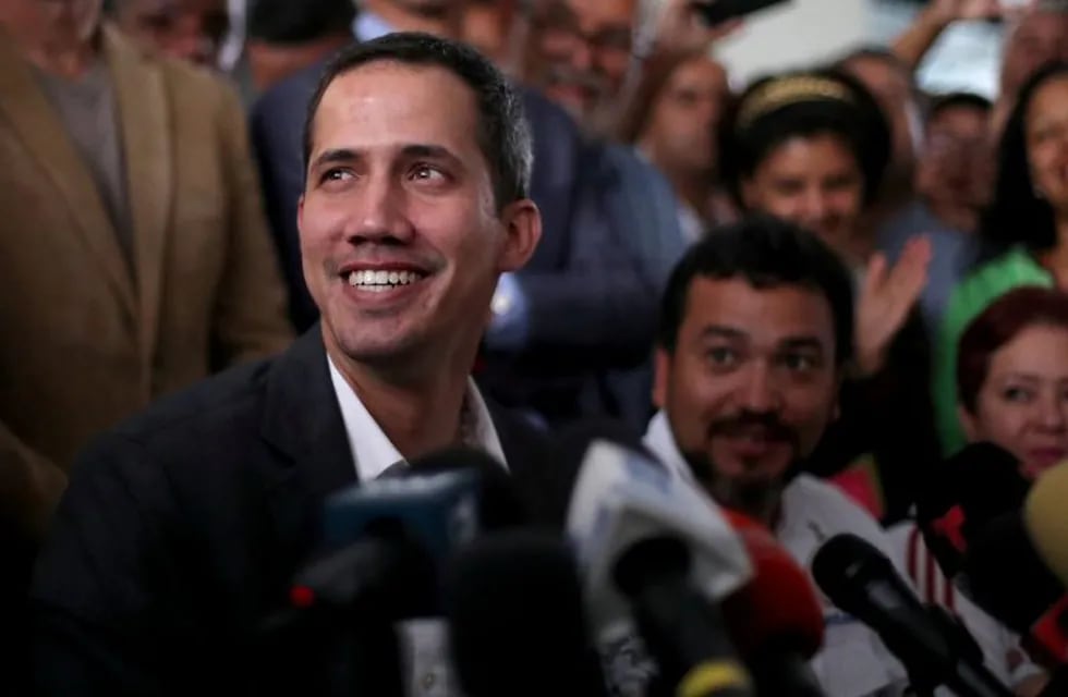 Venezuelan opposition leader Juan Guaido, who many nations have recognized as the country's rightful interim ruler, reacts during a press conference after the meeting with public employees in Caracas, Venezuela March 5, 2019. REUTERS/Ivan Alvarado