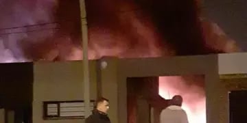 Tremendo incendio intencional afecto a 5 camiones un auto y un supermercado chino