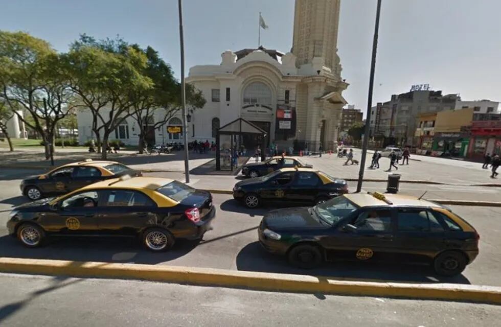 El servicio frente al Mercado del Patio quedó bajo la mira de la Justicia penal y del Concejo. (Google Street View)