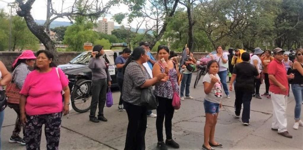 Madres, padres y alumnos, congregados ante las puertas del Ministerio de Educación, reclamando la agilización de las obras en la escuela "Santa Rosa de Lima".