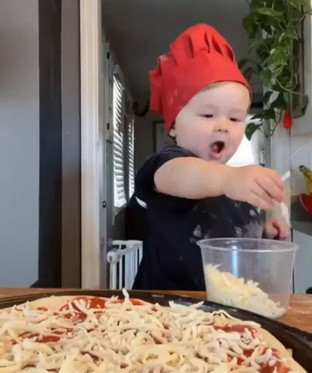¡El pequeño parece tener todas las virtudes de un futuro cocinero profesional!