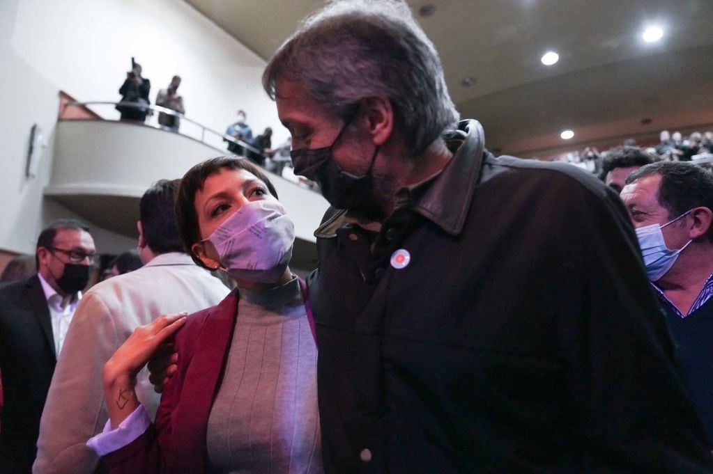 La intendenta de Quilmes, Mayra Mendoza, con el diputado Máximo Kirchner.
