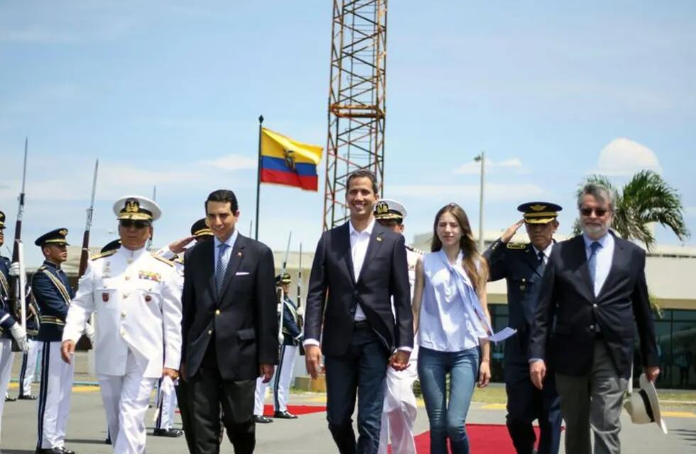 This handout picture released by Ecuador's Presidency press office shows Venezuelan opposition leader and self-proclaimed acting president Juan Guaido (C) and his wife Fabiana Rosales (C-R) receiving a presidential farewell before departing from the airport in Salinas, Ecuador on March 3, 2019. - Venezuela's opposition leader called for mass protests across the country on Monday as he announced his return to the country after a week touring Latin American allies. (Photo by HO / Ecuador's Presidency press office / AFP) / RESTRICTED TO EDITORIAL USE - MANDATORY CREDIT \