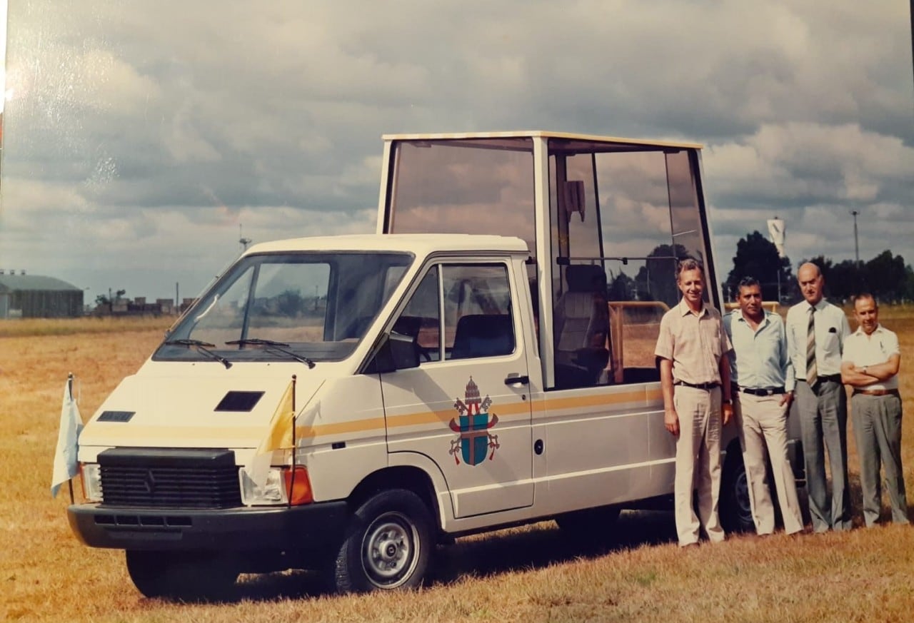 Renault construyó el Papa móvil que utilizó Juan Pablo II en Argentina y Brasil.