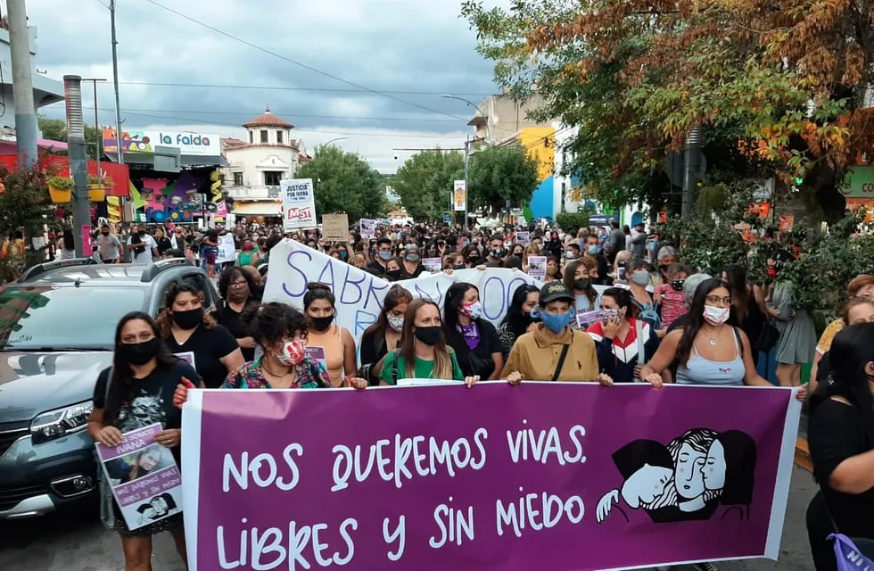 Marcha en La Falda por el femicidio de Ivana Módica y por una "reforma integral" del sistema judicial.