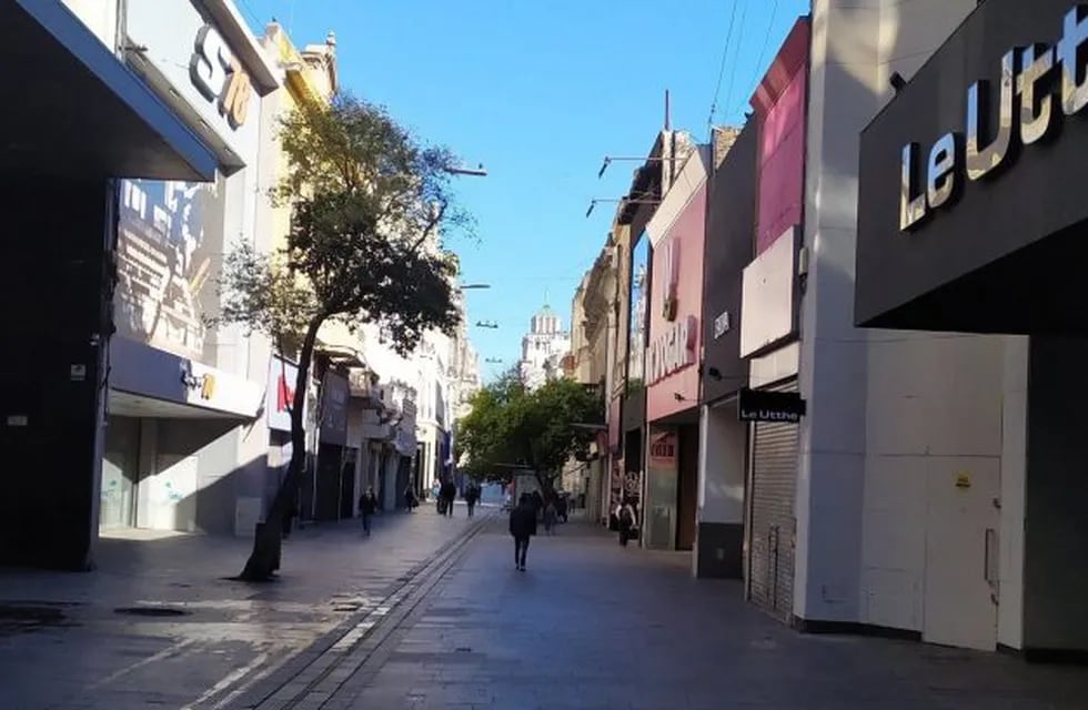 La peatonal Córdoba sigue despejada en el marco de la cuarentena. (@sergioonocko)
