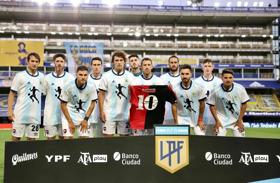 El equipo posó con la camiseta argentina que recuerda al exfutbolista en el Mundial de México. (@canoboficial)