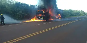 En plena Ruta Nacional N°12 se incendió un colectivo