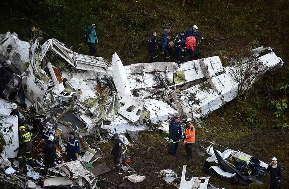 Así quedó el avión de LaMia que trasladaba a la delegación del Chapecoense rumbo a Medellín. / AFP PHOTO / Raul ARBOLEDA