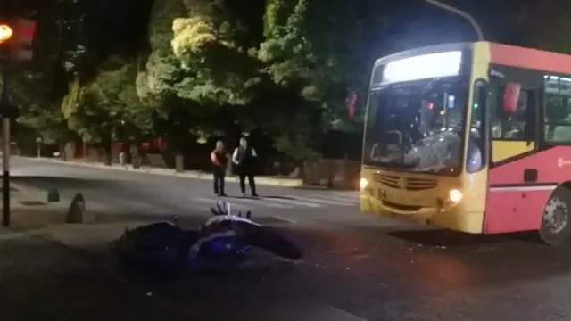 Policía atropellado por un micro en Ciudad.