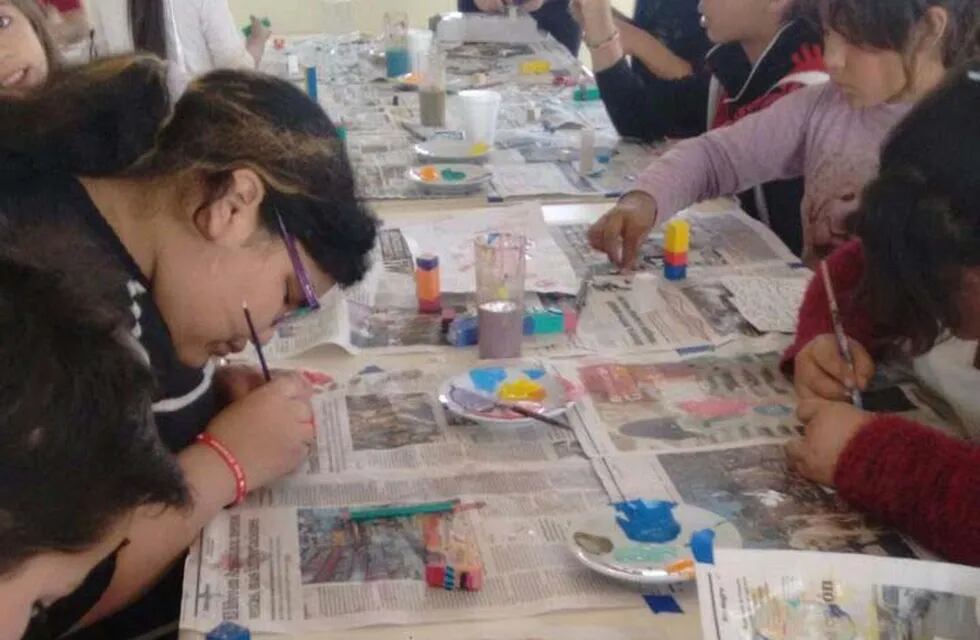 Previo a los murales, la artista brindó una clase a los chicos del taller de NIDO quienes armaron sus propios muñecos.