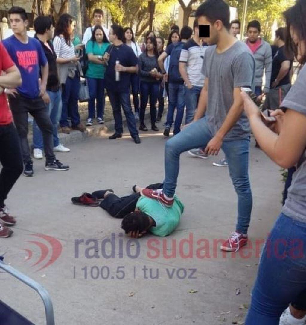 Estudiantes de la UNNE lincharon a un presunto ladrón. (Foto: Radio Sudamericana)