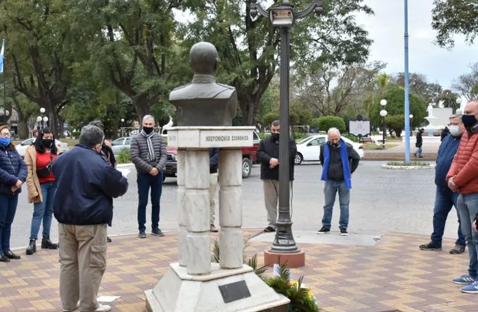 Acto 1 de julio en el busto de Juan Domingo Perón