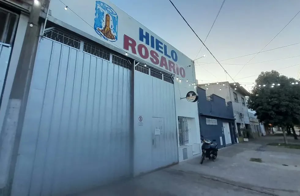 Dispararon 16 veces contra el portón de la fábrica Hielo Rosario.