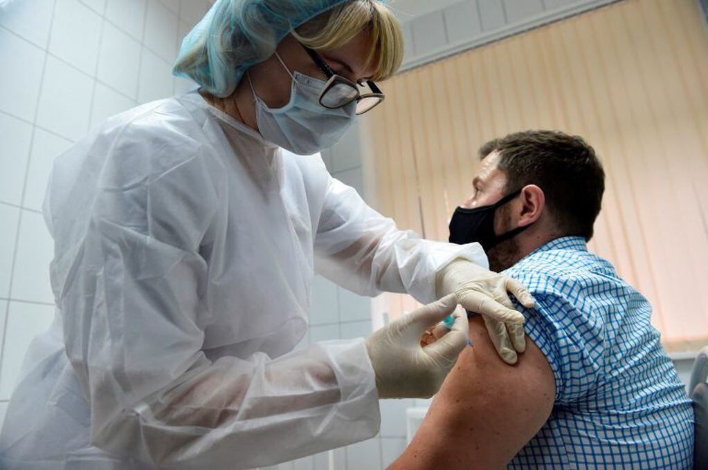 El Gobierno dispuso una serie de pautas para adquirir la vacuna contra el coronavirus (Foto: Natalia KOLESNIKOVA / AFP)
