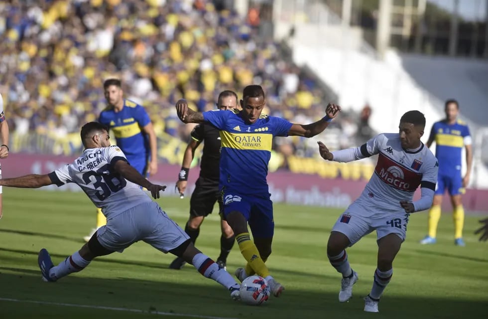 Sebastián Villa, delantero de Boca, en acción en la final que se jugó este domingo. Ahora quedó más complicado con la Justicia.