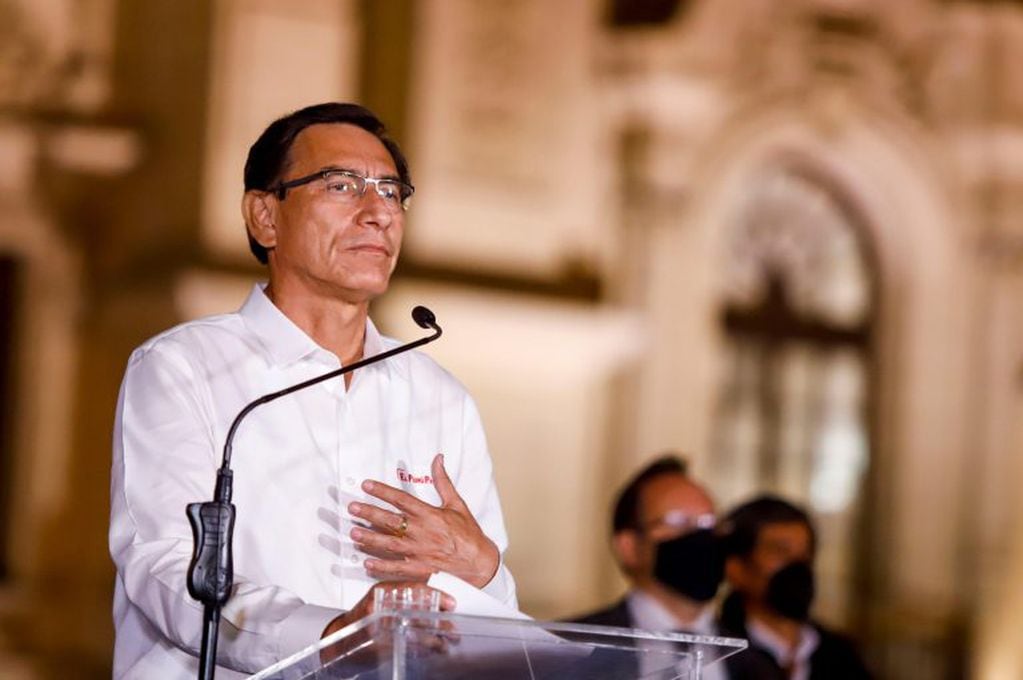 El presidente de Perú, Martín Vizcarra, mientras anuncia públicamente que acepta la decisión del Congreso y dejará Palacio de Gobierno (EFE/ Presidencia del Perú)