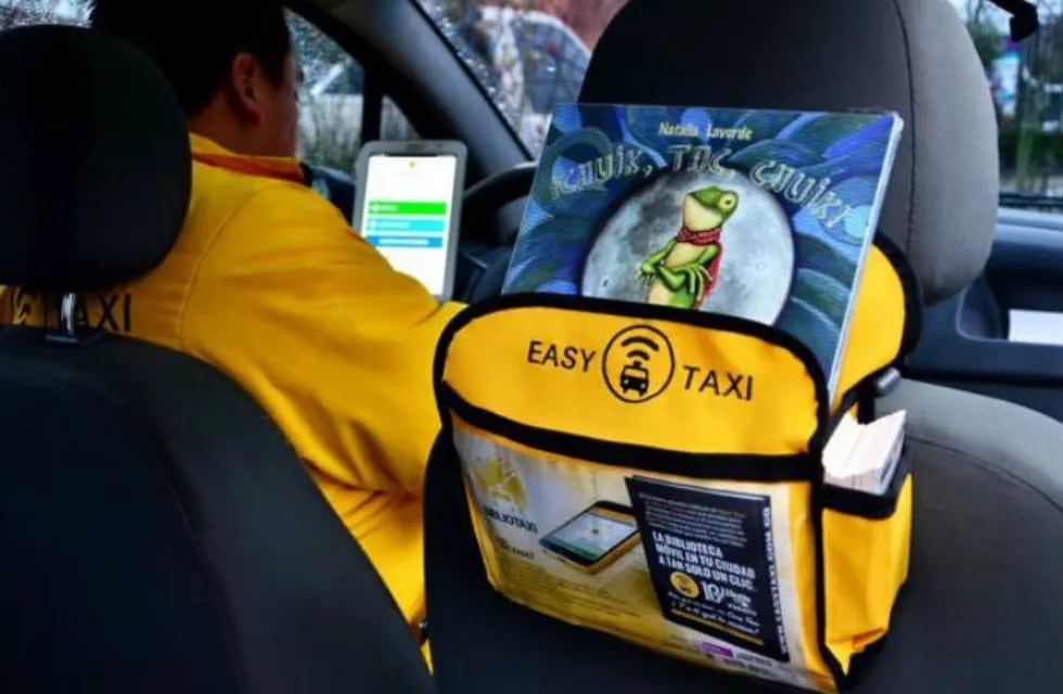 Una biblioteca móvil en los taxis cordobeses