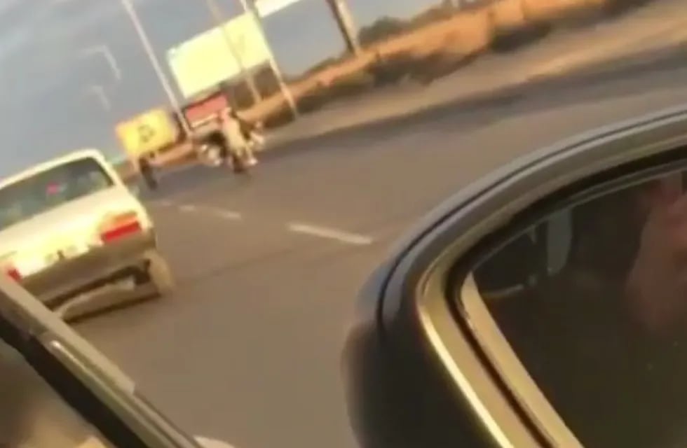 El video fue registrado por otro hombre que viajaba por la zona en su auto.