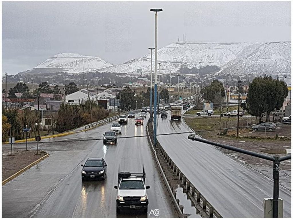 Los cerros de la ciudad quedaron cubiertos de nieve. Foto Angel Cárdenas.