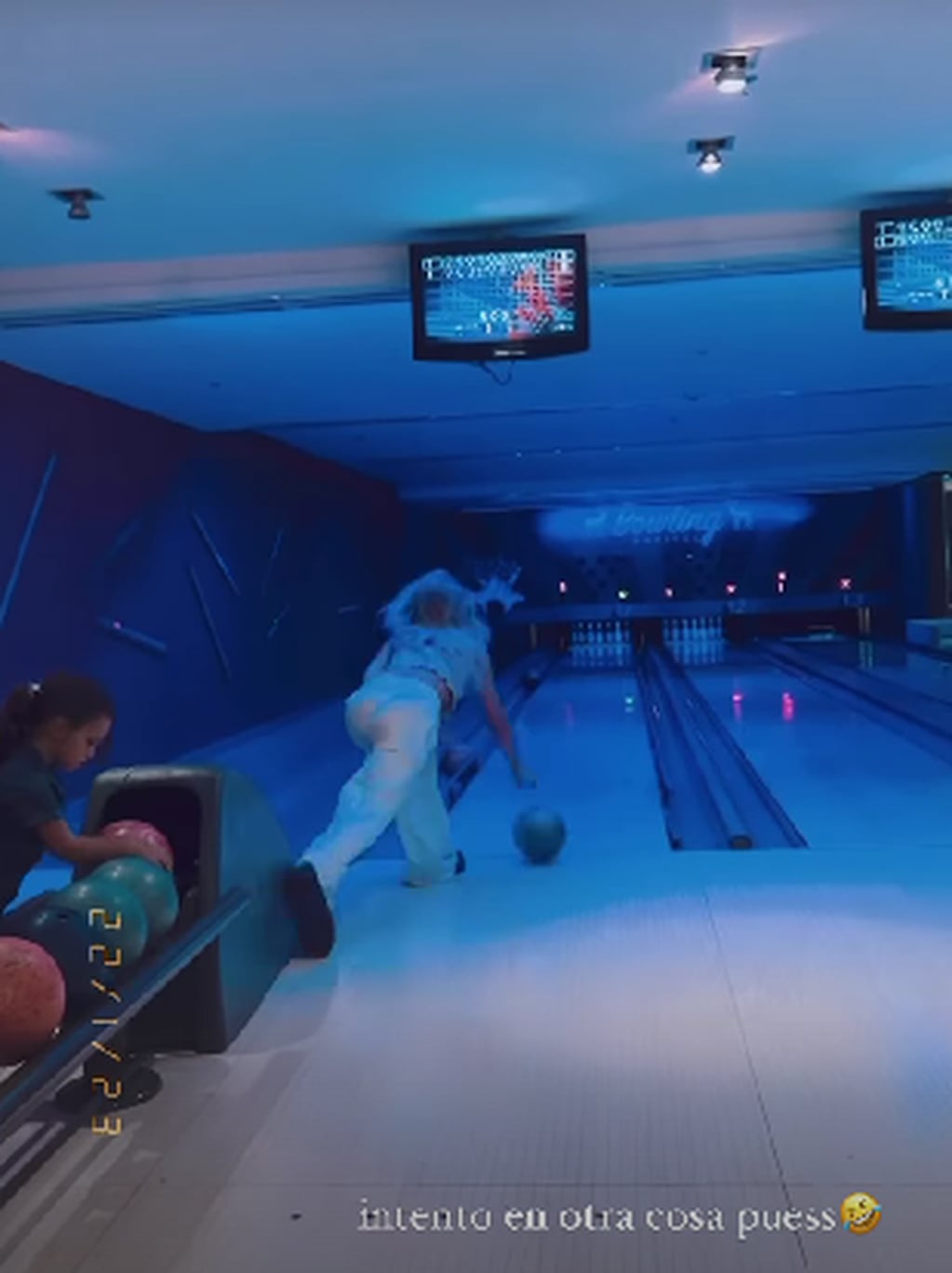 La top Camila Homs se convirtió en fanática del bowling
