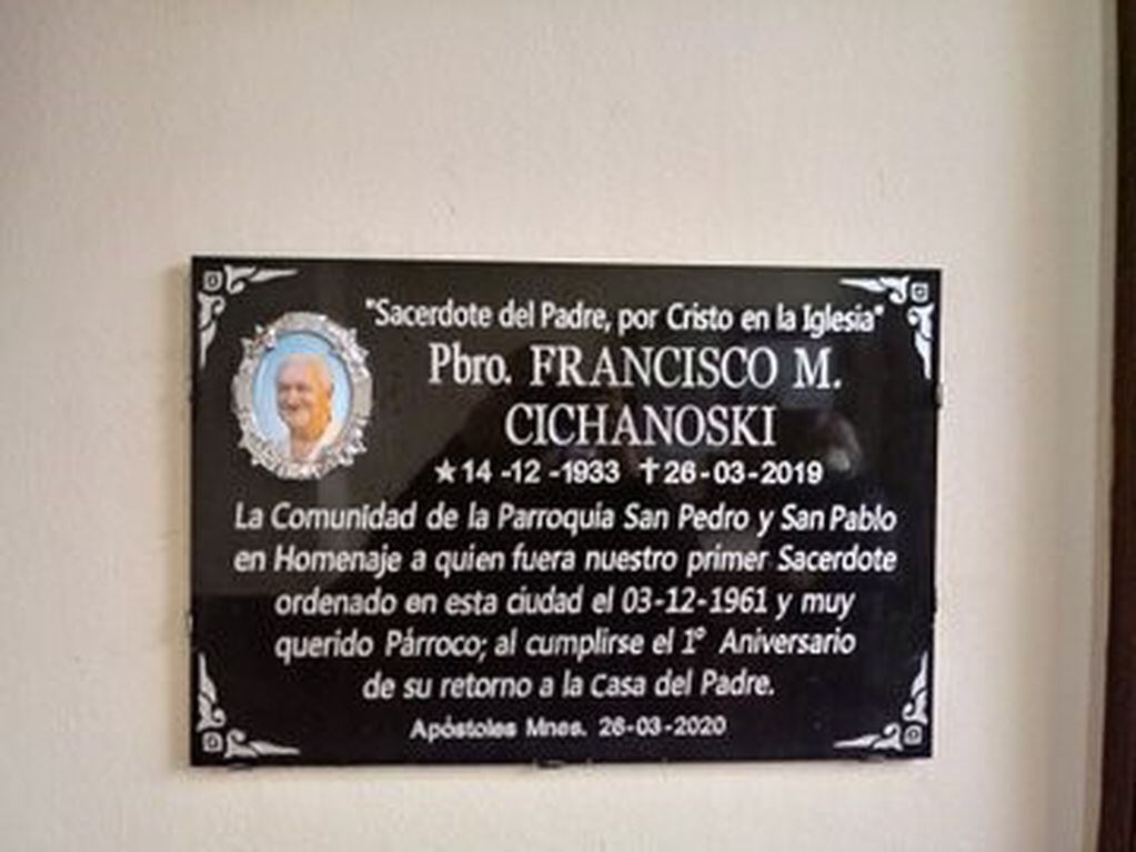 Placa en homenaje al padre Francisco Cichanoski en Apóstoles.