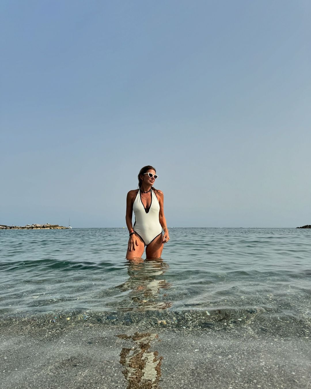 Desde Marbella, Flavia Palmiero conquistó el verano europeo con una traje de baño muy escotado