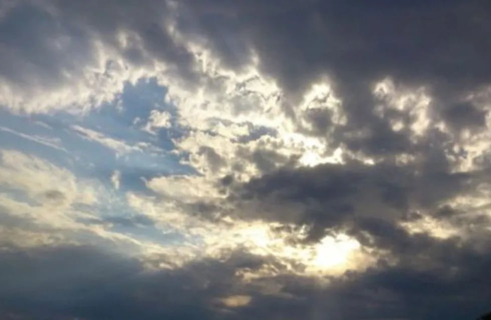 Las nubes no impiden que se deje ver el sol (web)