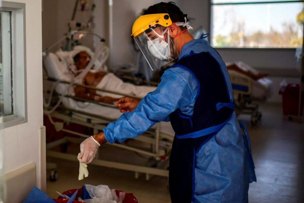 Un doctor se apresta a trabajar en el Hospital Posadas (Foto: RONALDO SCHEMIDT / AFP)