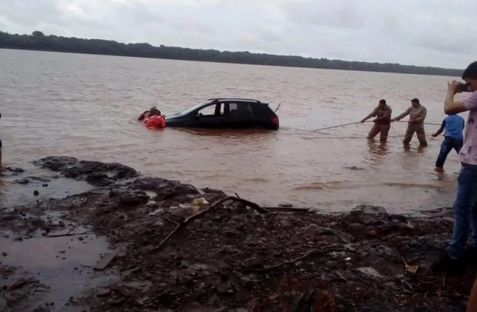 Hallaron el auto en el que escaparon los autores del millonario robo en Virasoro. (Foto: El Litoral)