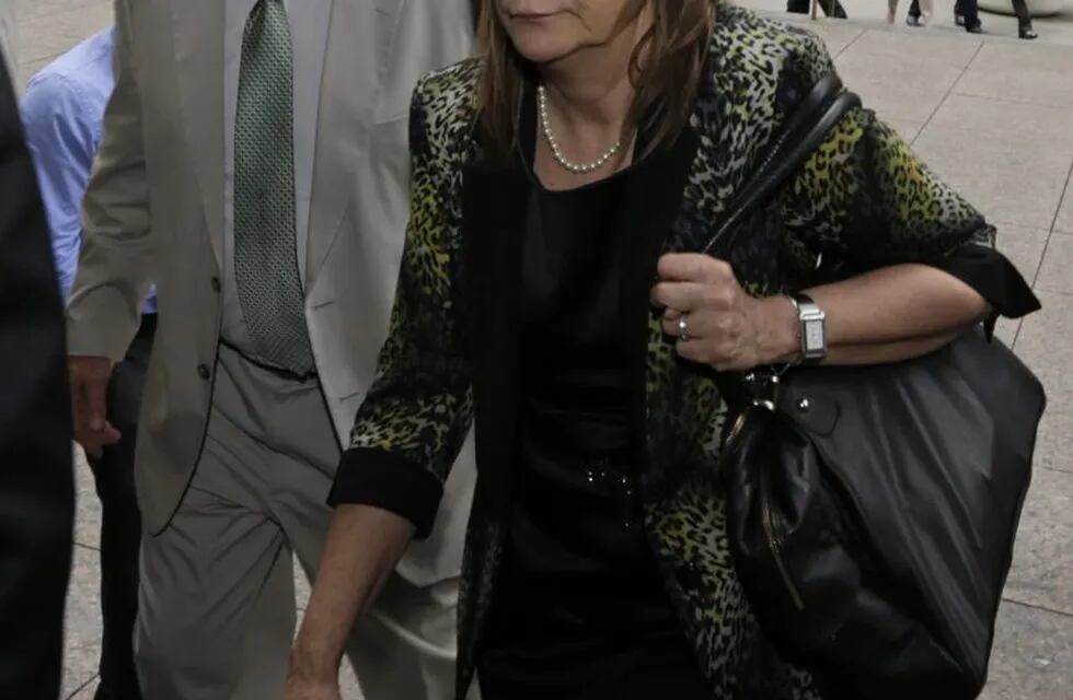 Angelina Abbona, attorney for the Argentine Treasury, right, arrives for debt talks in New York, U.S., on Thursday, July  24, 2014. Argentine dollar bonds led gains in emerging markets after newspaper La Nacion reported holdout creditors will request an emergency stay on a U.S. court ruling before a July 30 deadline to continue settlement talks. Photographer: Peter Foley/Bloomberg *** Local Caption *** Angelina Abbona eeuu nueva york angelina abbona negociacion del gobierno de argentina con fondos buitre y holdouts audiencia reunion con el facilitador posible default de la deuda