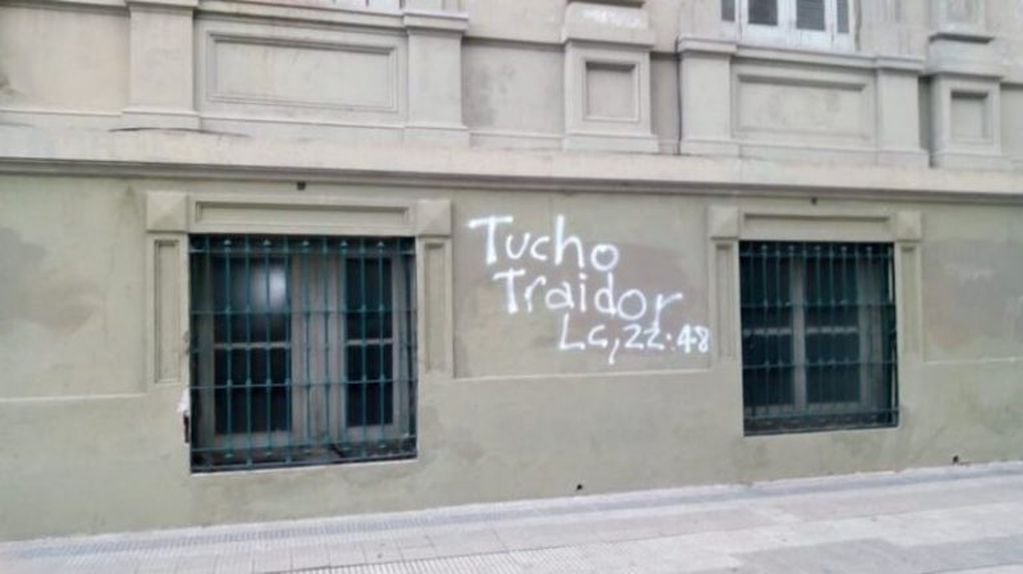 Desconocidos realizaron pintadas en el frente del Arzobispado de La Plata (web).
