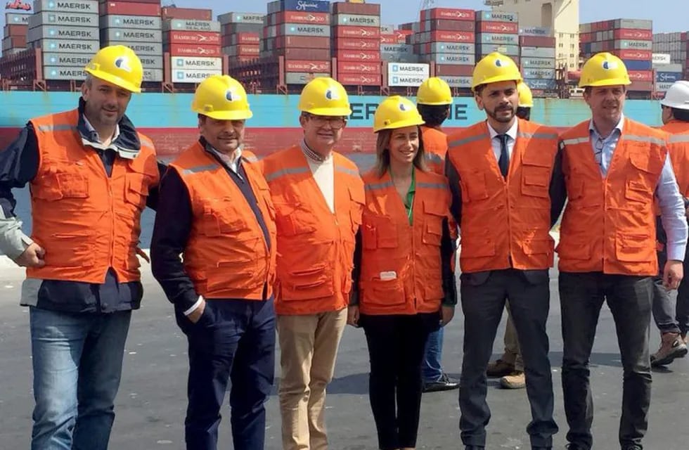 Funcionarios jujeños supervisaron la llegada de contenedores al Puerto de Mejillones en Chile, los cuales serán trasladados a Jujuy