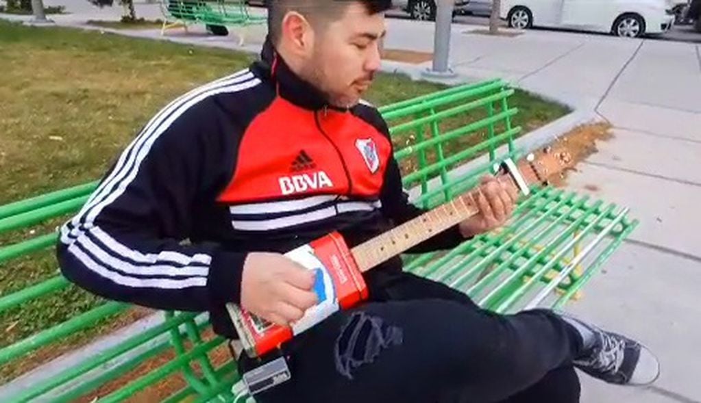 Sergio, el talentoso chubutense que se volvió viral por tocar con su ingeniosa guitarra.
