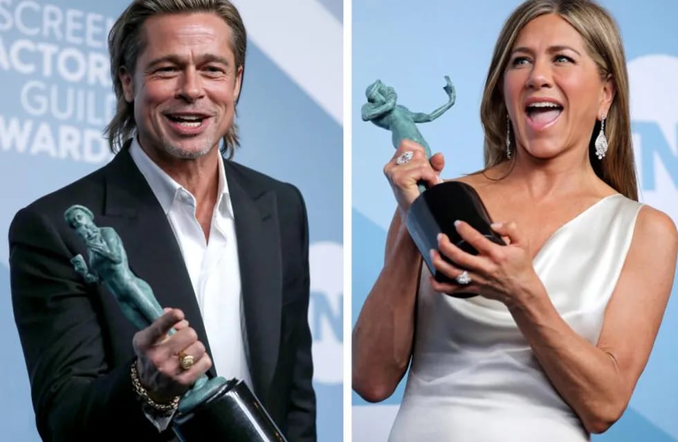 Los Angeles (United States), 20/01/2020.- A twofold combo picture shows Brad Pitt (L) posing with the SAG Award for Outstanding Performance by a Male Actor in a Supporting Role in 'Once Upon a Time in Hollywood' and Jennifer Aniston (L) posing with the SAG Award for a Female actor in a drama series in 'The Morning Show' during the 26th annual Screen Actors Guild Awards ceremony at the Shrine Auditorium in Los Angeles, California, USA, 19 January 2020 (issued 20 January 2020). (Estados Unidos) EFE/EPA/DAVID SWANSON