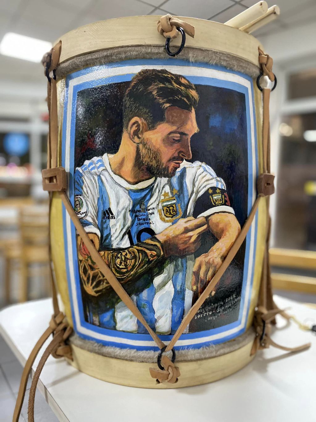 El increíble bombo con la imagen de Lionel Messi.