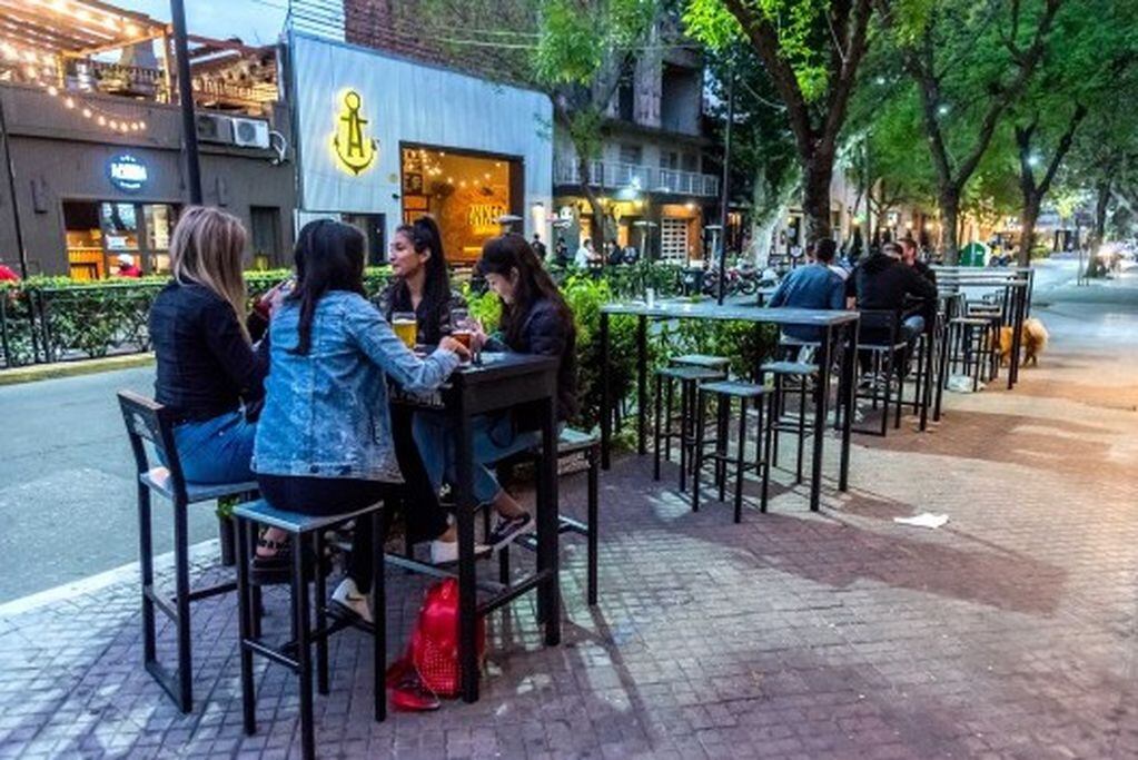 Bares y restaurantes podrán usar toldo móvil y calefacción externa en Rosario. (Municipalidad de Rosario)