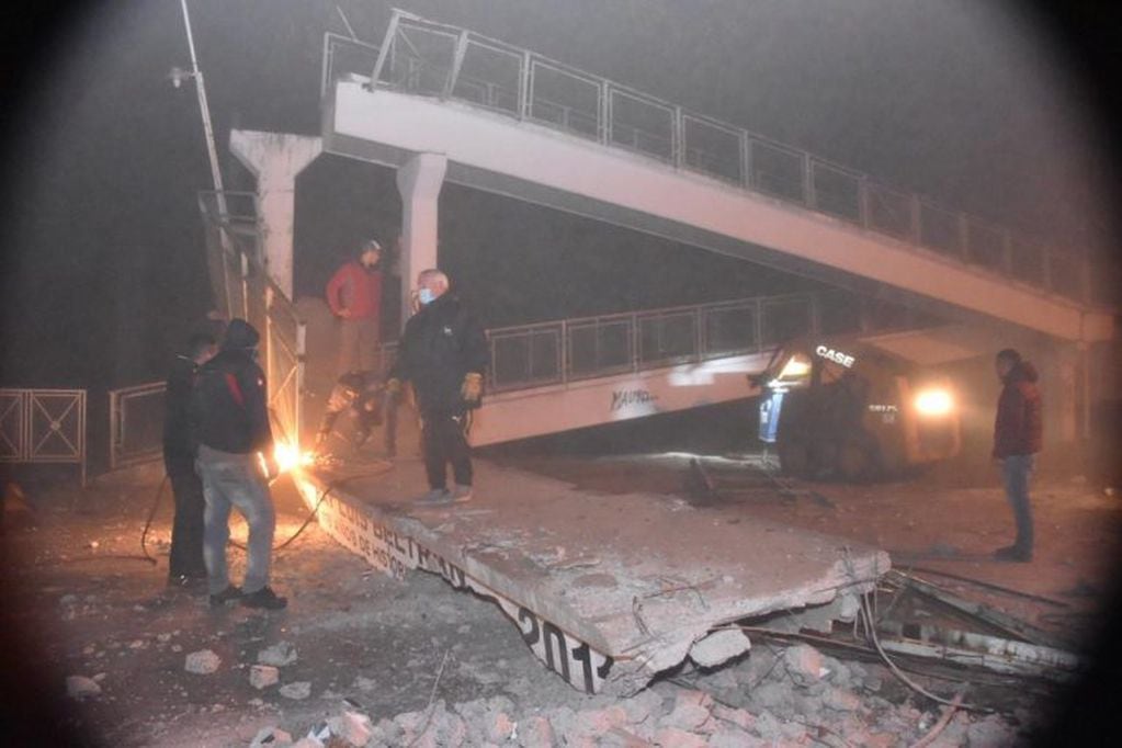 El único puente peatonal que tiene Fray Luis Beltrán sobre la Ruta 11 quedó en el suelo. (@soria_pablo)