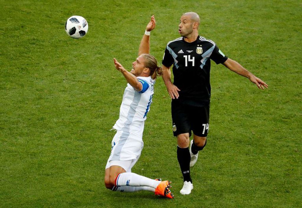 Soccer Football - World Cup - Group D - Argentina vs Iceland - Spartak Stadium, Moscow, Russia - June 16, 2018   Iceland's Rurik Gislason in action with Argentina's Javier Mascherano                   REUTERS/Christian Hartmann